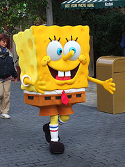 Bob Esponja paseando por la calle