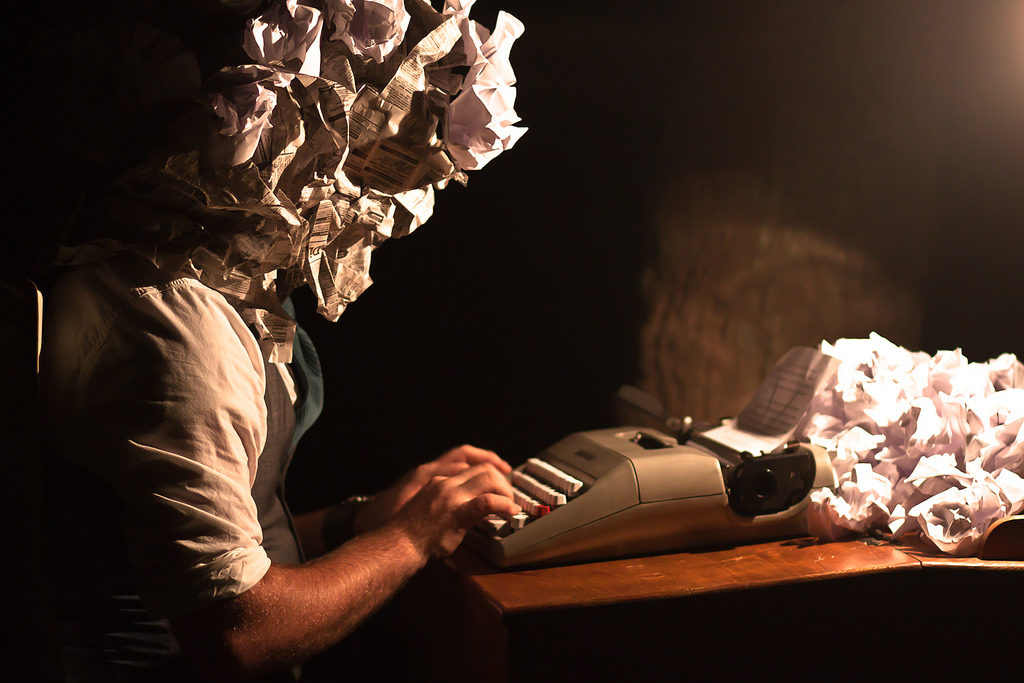 Hombre con máquina de escribir