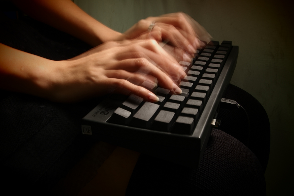 Manos escribiendo en teclado de ordenador